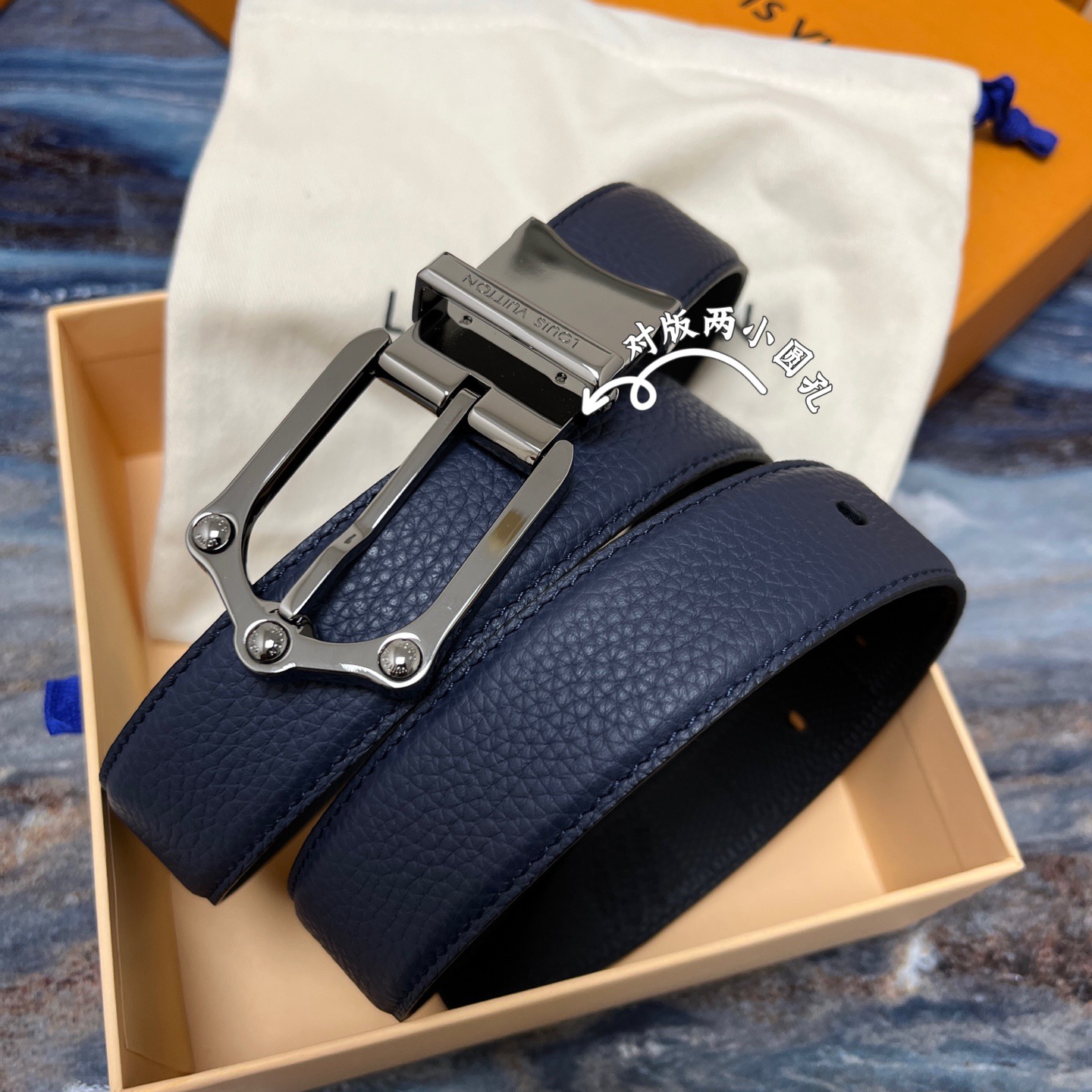 Louis Vuitton 루이비통 루이 비통 남성 M4430 가죽 벨트 1