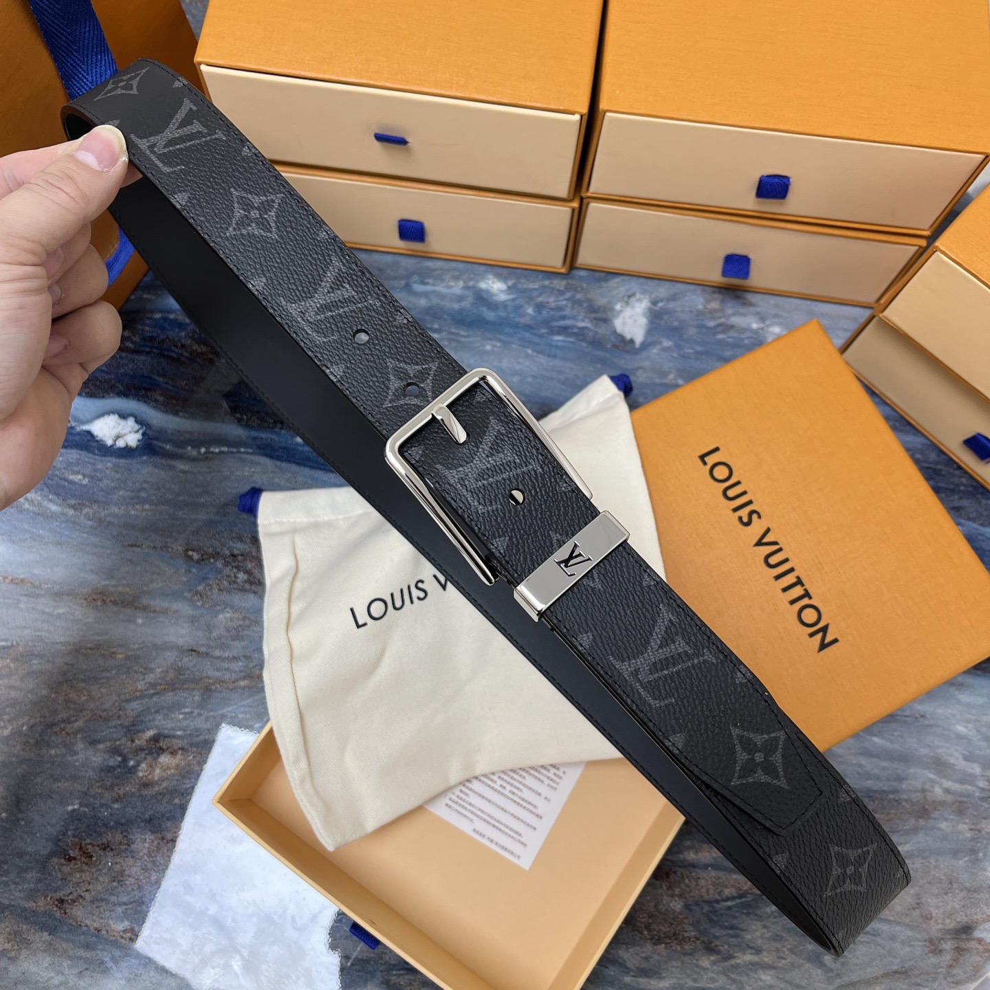 LOUIS VUITTON 루이비통 루이 비통 남성 모노그램 가죽 벨트 1