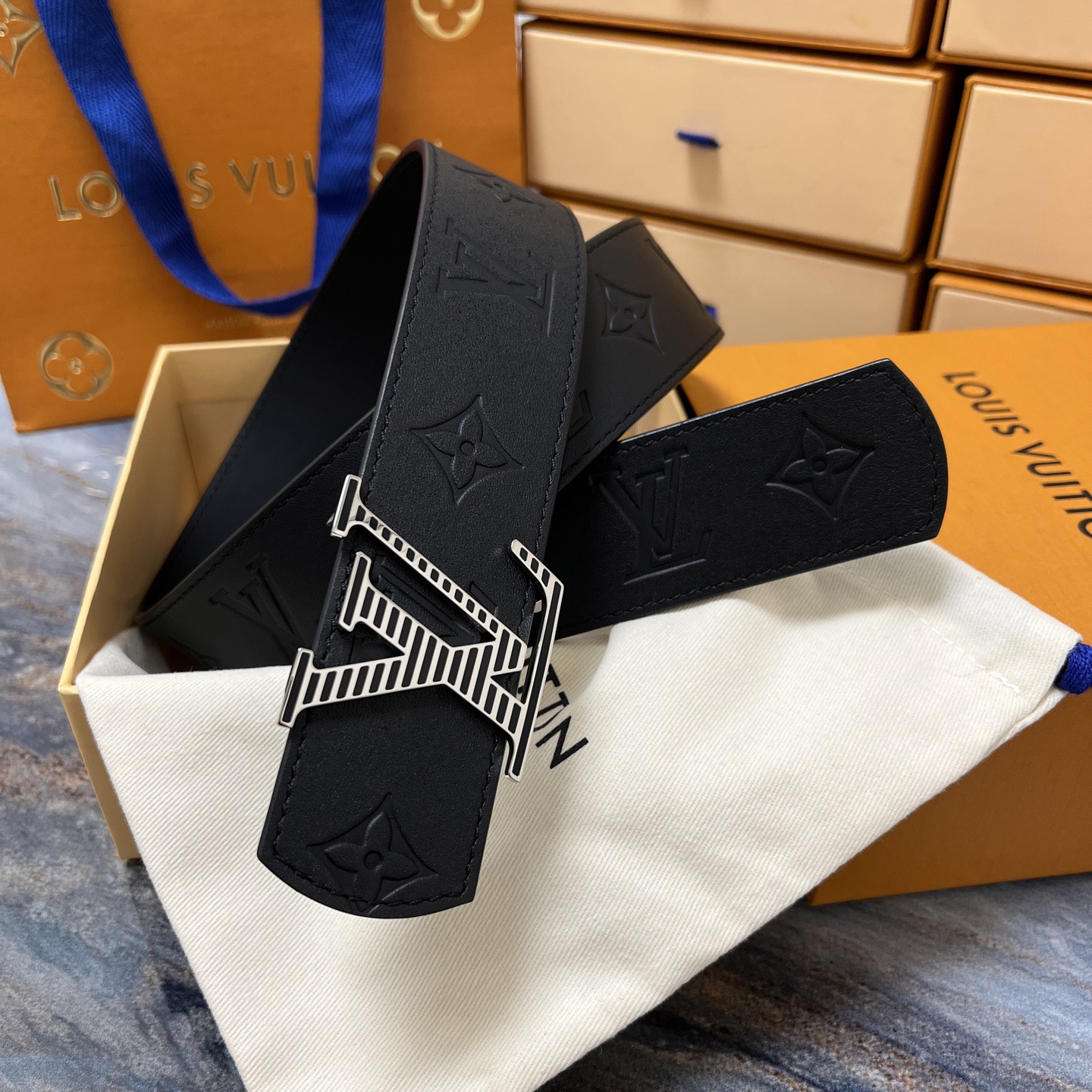 Louis Vuitton 루이비통 루이 비통 모노그램 엠보 소가죽 벨트 1