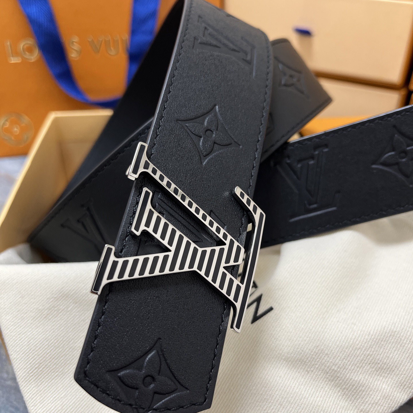 Louis Vuitton 루이비통 루이 비통 모노그램 엠보 소가죽 벨트 2