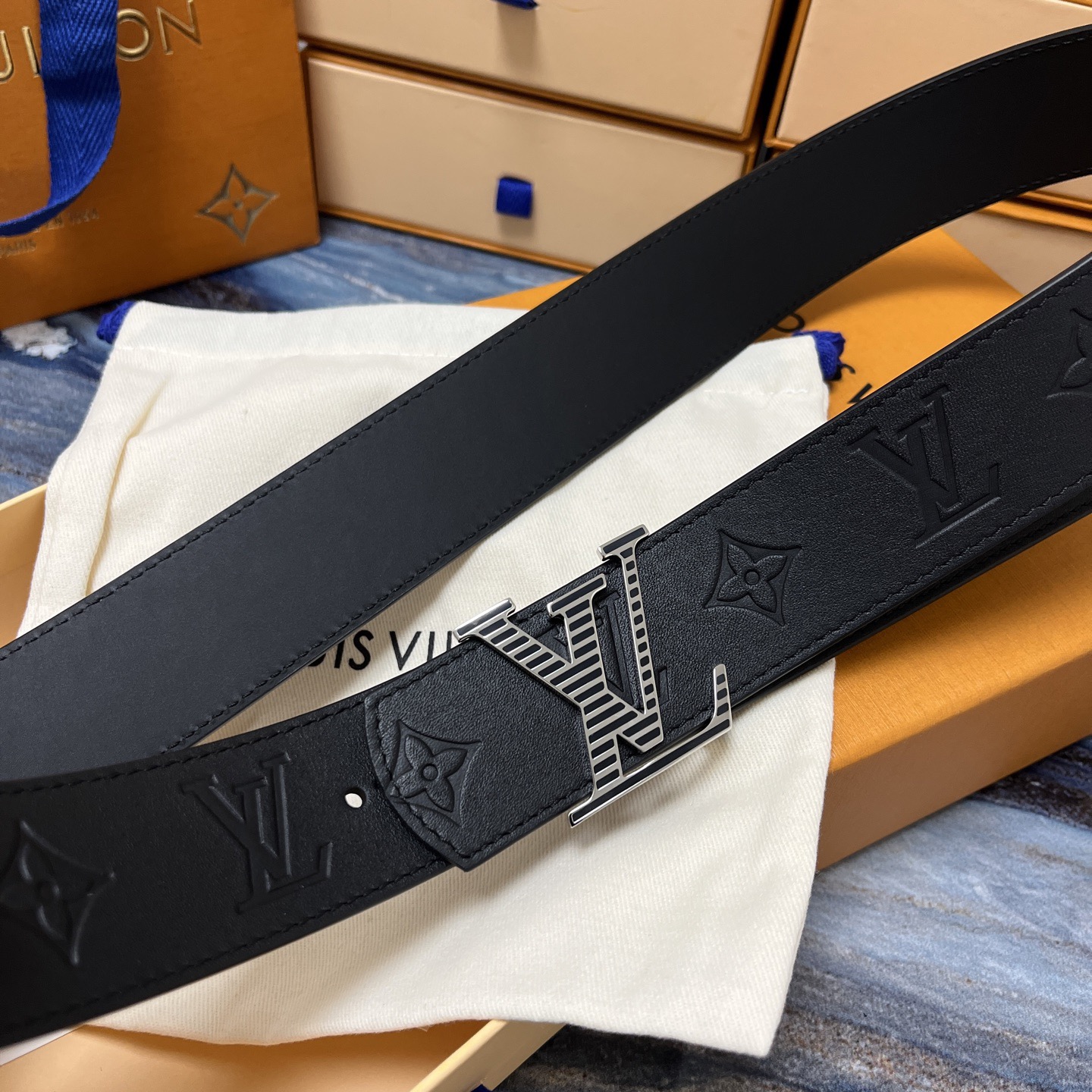 Gucci 구찌 2025 프리폴 GG 로고 V넥 울 니트 가디건 1