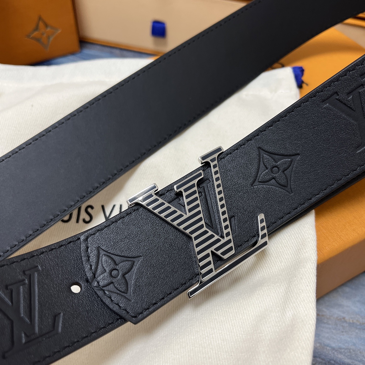 Gucci 구찌 2025 프리폴 GG 로고 V넥 울 니트 가디건 2