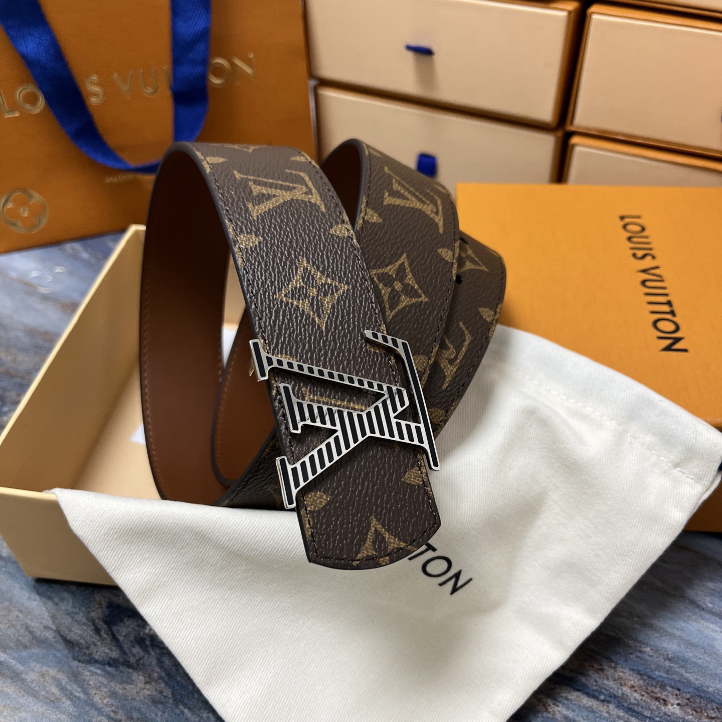 Gucci 구찌 2025 프리폴 GG 로고 V넥 울 니트 가디건 4