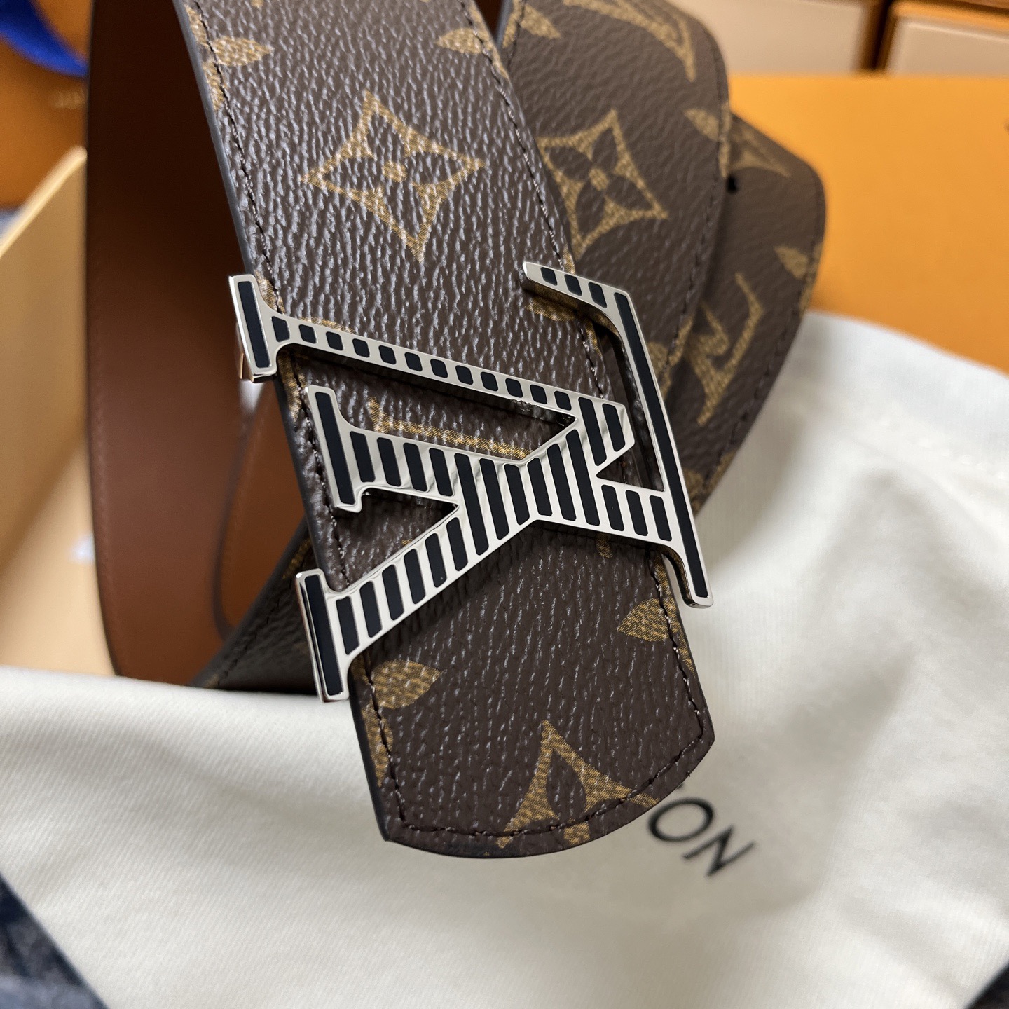 Gucci 구찌 2025 프리폴 GG 로고 V넥 울 니트 가디건 5