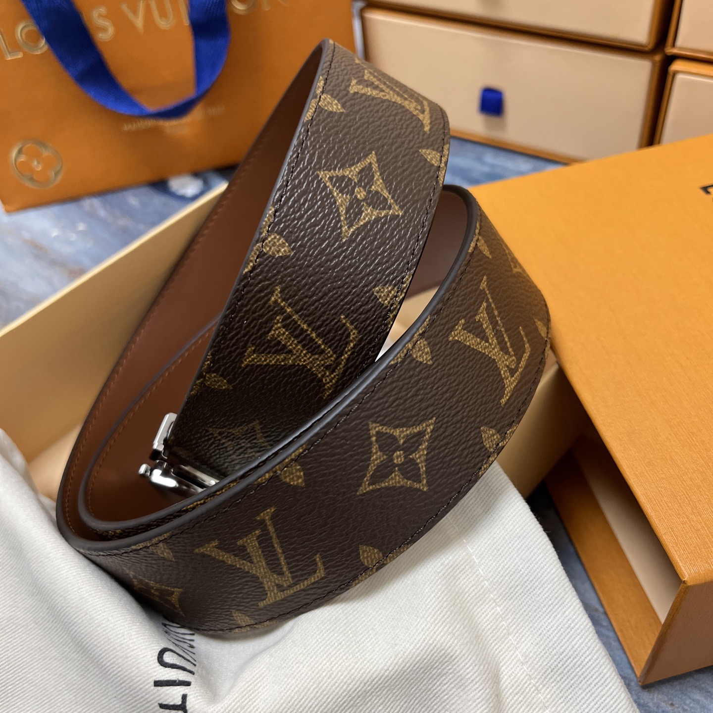 Gucci 구찌 2025 프리폴 GG 로고 V넥 울 니트 가디건 6