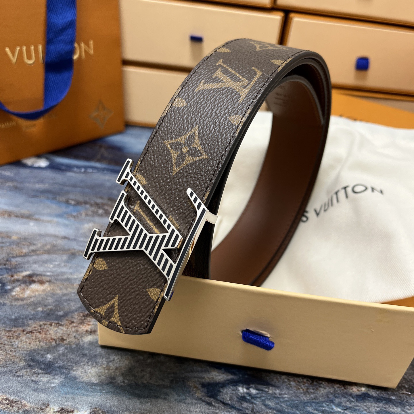 Gucci 구찌 2025 프리폴 GG 로고 V넥 울 니트 가디건 11