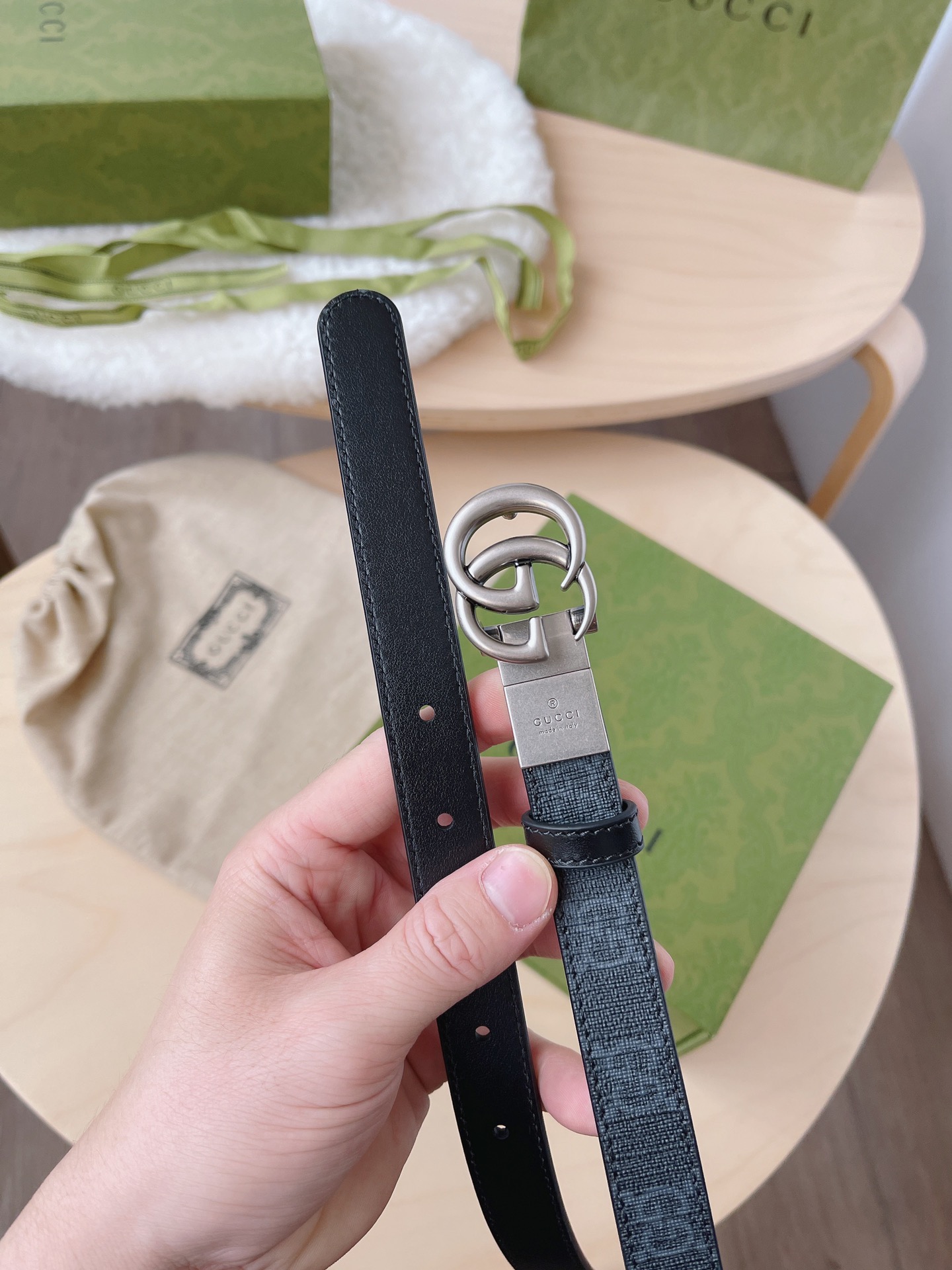 LOUIS VUITTON 루이비통 마르끄 루이비통 뎁세 회색 자수 로고 맨투맨 1