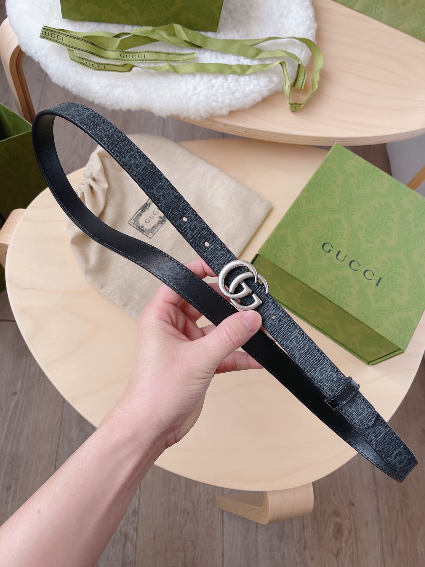 LOUIS VUITTON 루이비통 마르끄 루이비통 뎁세 회색 자수 로고 맨투맨 3