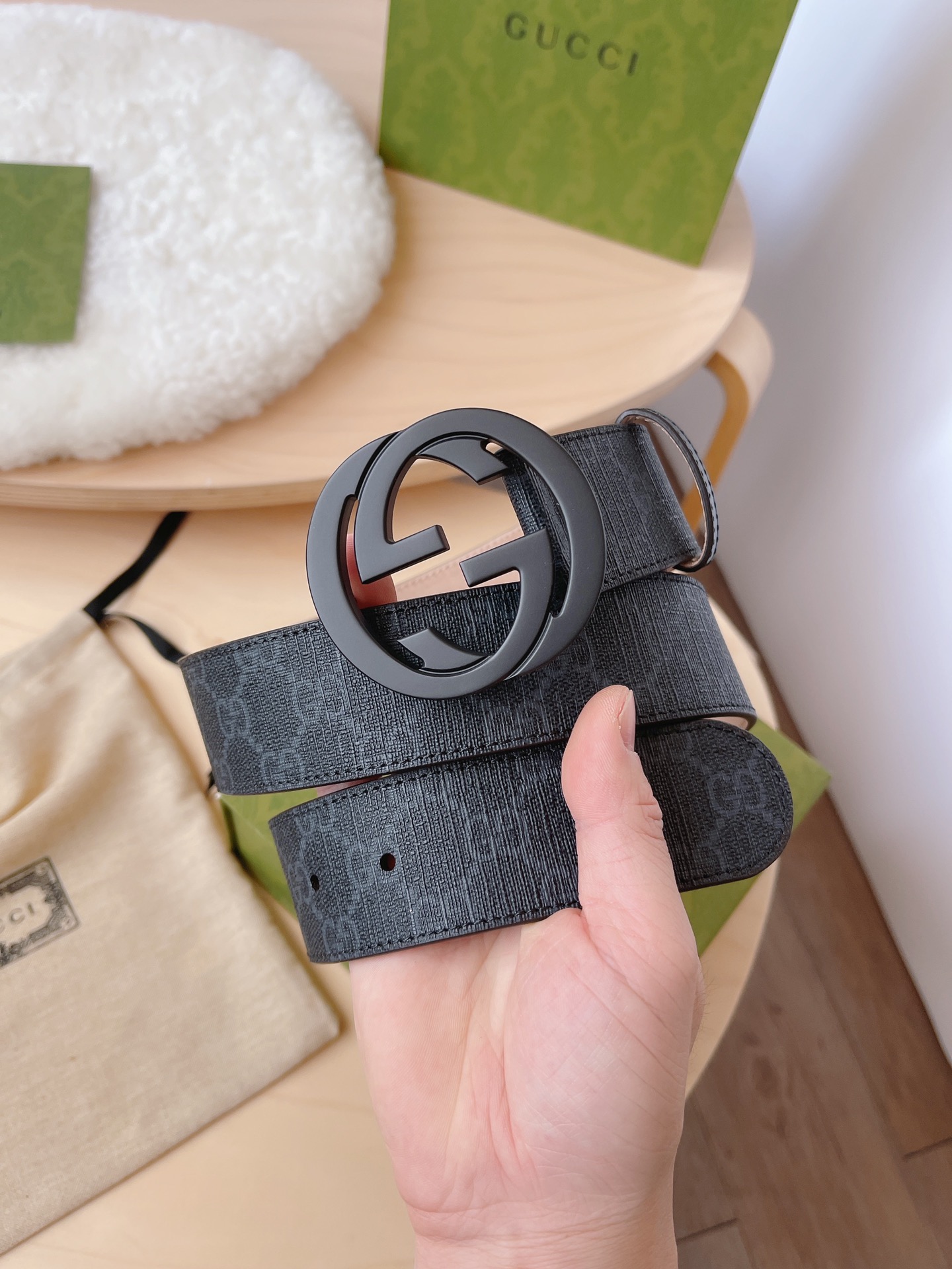 LOUIS VUITTON 루이비통 Monogram Heritage 양면 후드 니트 29