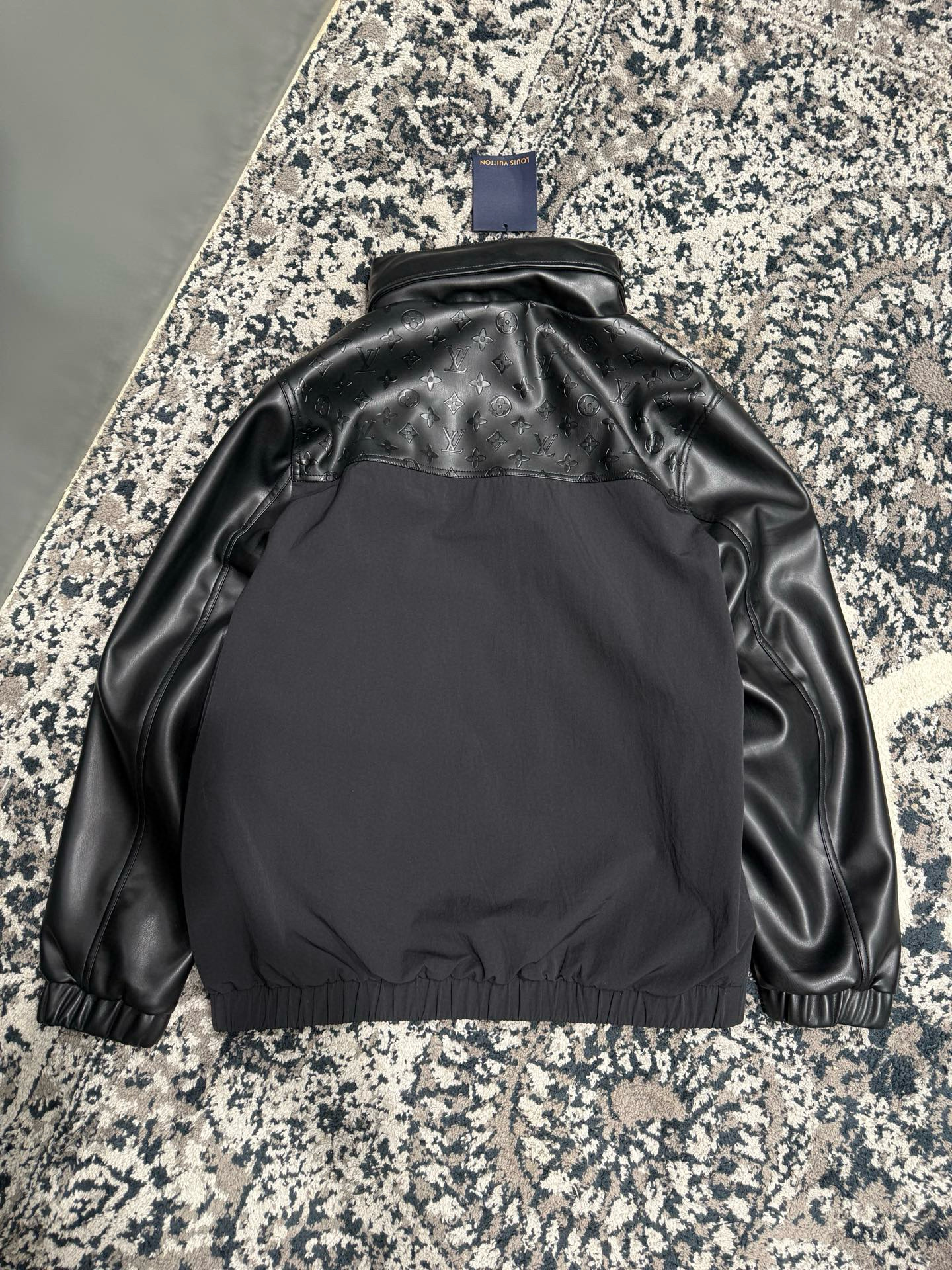 LOUIS VUITTON 루이비통 x Nigo 2025 FW 코이피쉬 니트 하이넥 스웨터 10