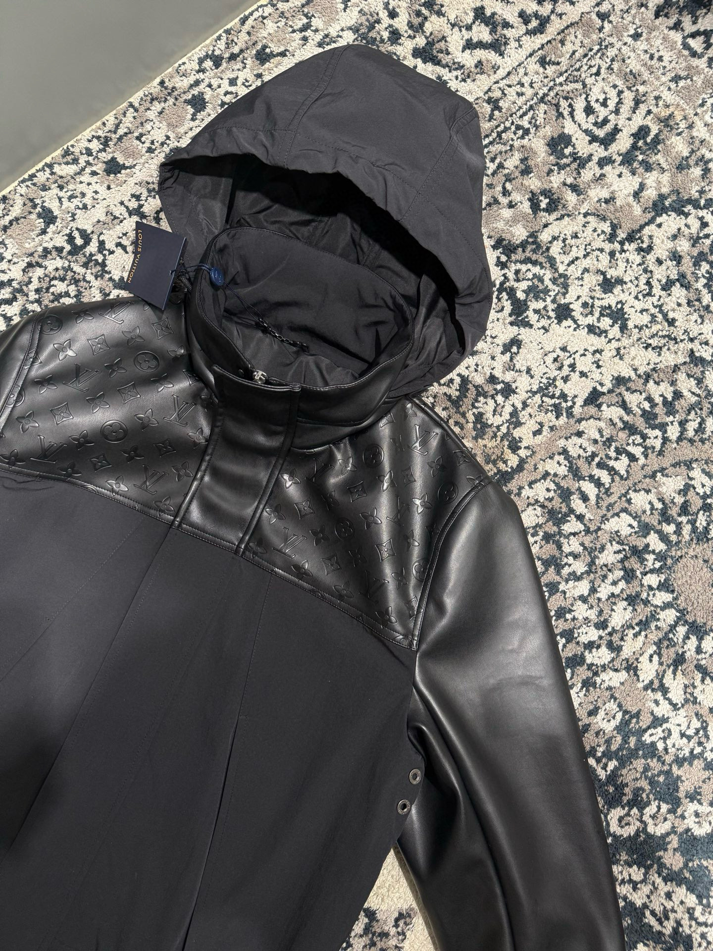 LOUIS VUITTON 루이비통 x Nigo 2025 FW 코이피쉬 니트 하이넥 스웨터 11