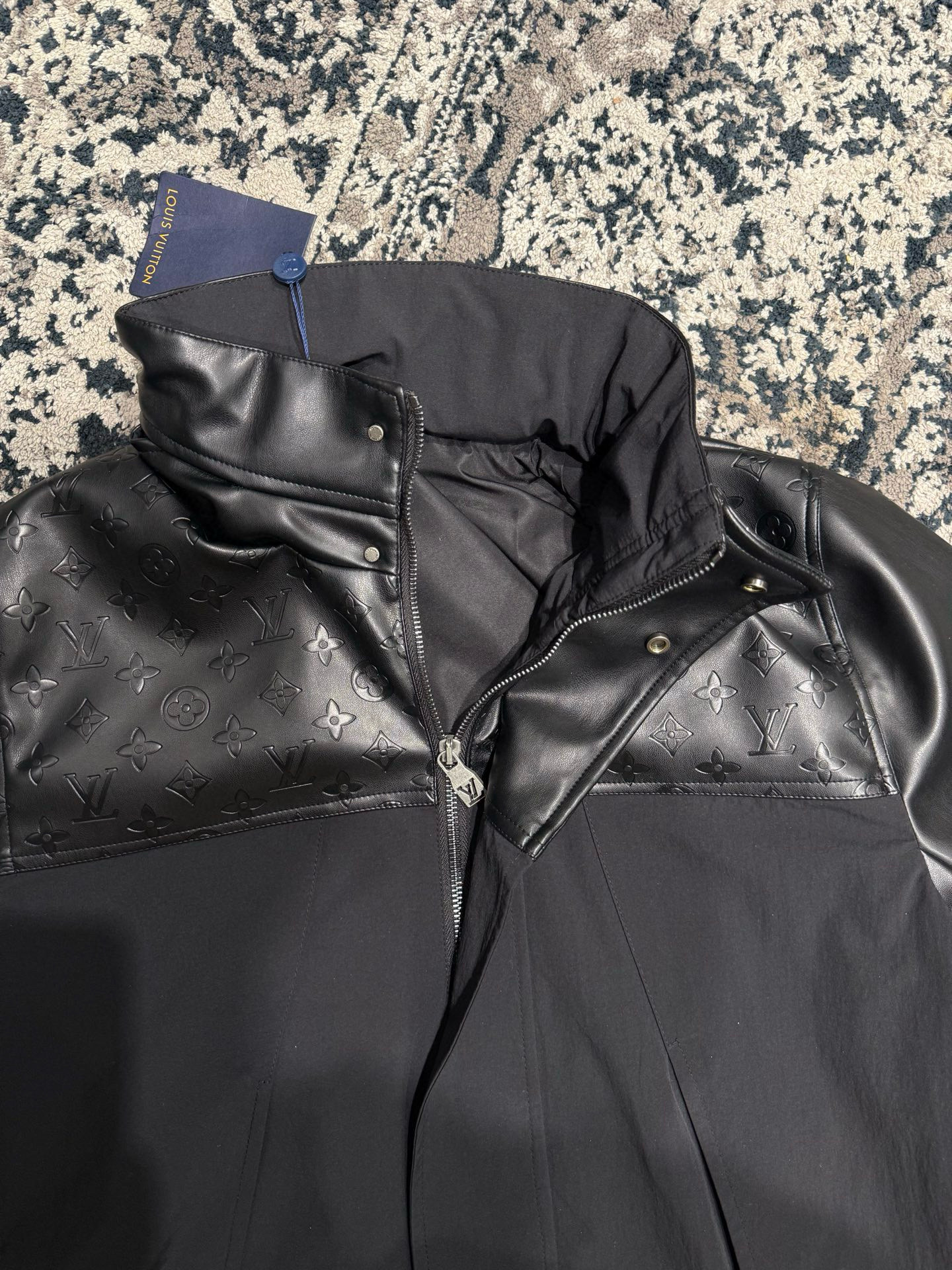 LOUIS VUITTON 루이비통 x Nigo 2025 FW 코이피쉬 니트 하이넥 스웨터 12