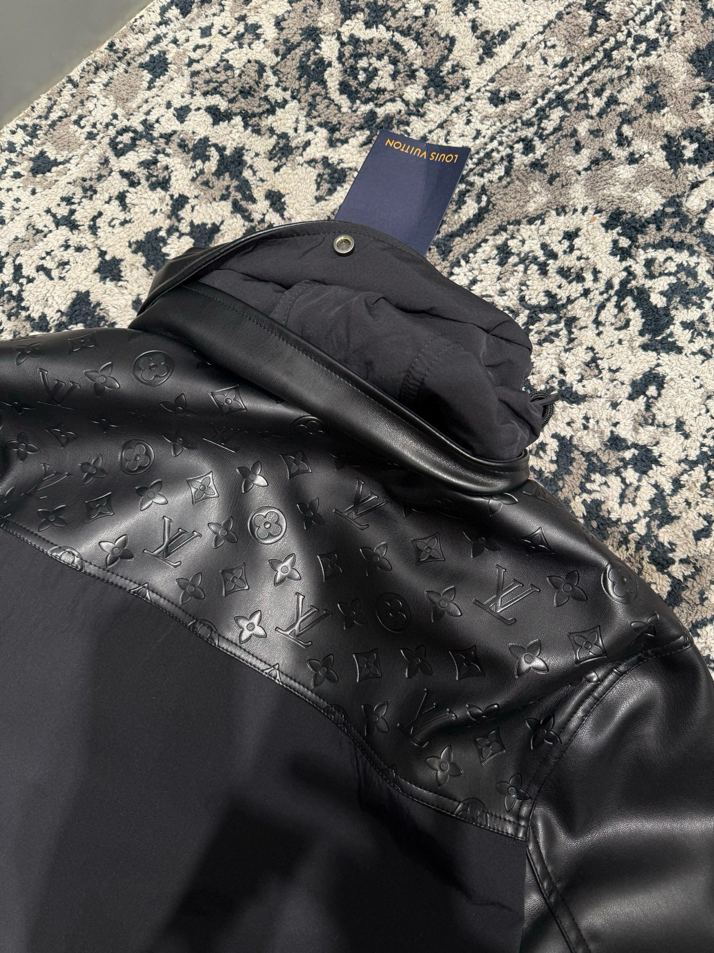 LOUIS VUITTON 루이비통 x Nigo 2025 FW 코이피쉬 니트 하이넥 스웨터 13