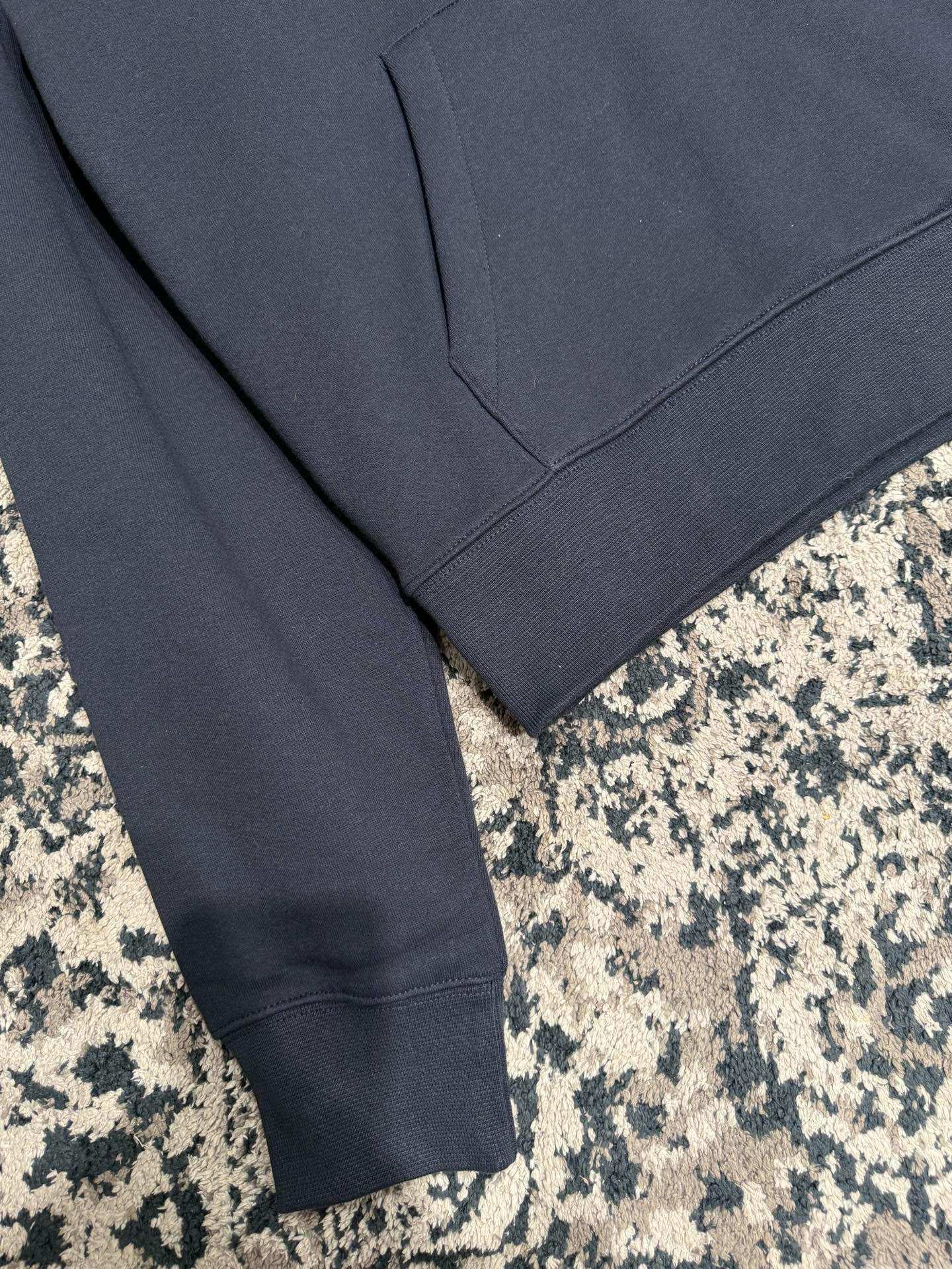 Thom Browne 톰브라운 울 블렌드 버튼 디테일 크루넥 니트 1