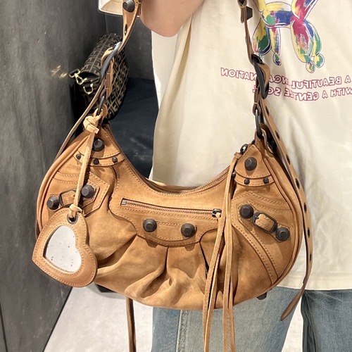 Balenciaga Le Cagole Large Suede Half-Moon Shoulder Bag 발렌시아가 르 카골 라지 스웨이드 하프문 숄더백 33cm