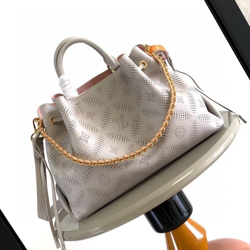 Louis Vuitton Bella Tote Mahina Bloom 루이비통 벨라 토트 마히나 블룸 퍼포레이트 가죽 실버그레이 M13838 32cm