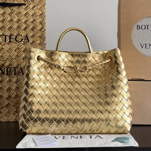 BOTTEGA VENETA  Andiamo Intrecciato 보테가베네타 안디아모 인트레치아토 레더 탑핸들 미디엄백 골드 32cm