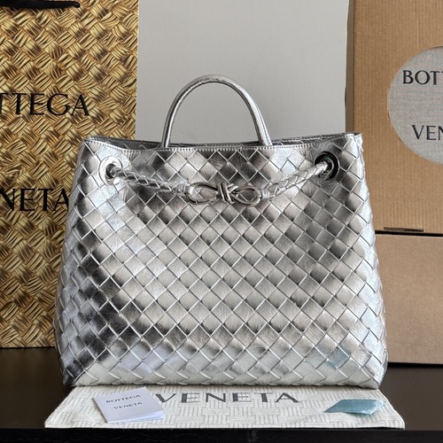 BOTTEGA VENETA  Andiamo Intrecciato 보테가베네타 안디아모 인트레치아토 레더 탑핸들 미디엄백 실버 32cm