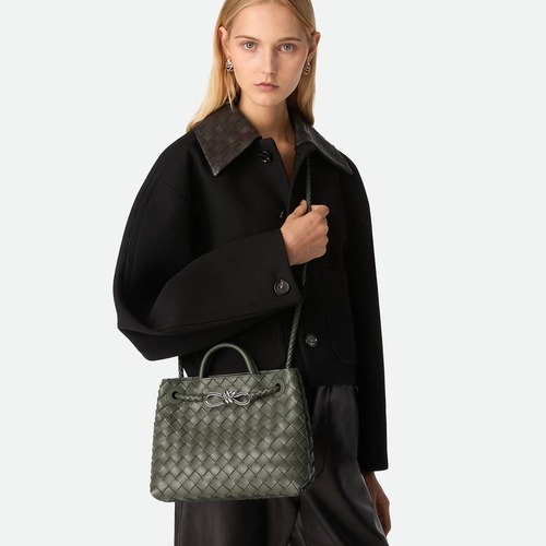 BOTTEGA VENETA  Andiamo Intrecciato 보테가베네타 안디아모 인트레치아토 레더 탑핸들 미디엄백 카키 32cm