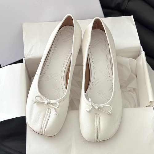 Maison Margiela MM6 메종 마르지엘라 타비 라운드 힐 펌프스 화이트 굽높이45mm 