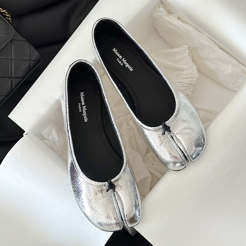 MM6 Maison Margiela 메종 마르지엘라 크랙 레더 타비 스플릿 토 발레 플랫 메탈실버 굽 10mm