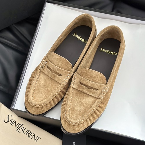 Saint Laurent 생로랑 YSL 르 로퍼 메탈 로고 스웨이드 로퍼 베이지