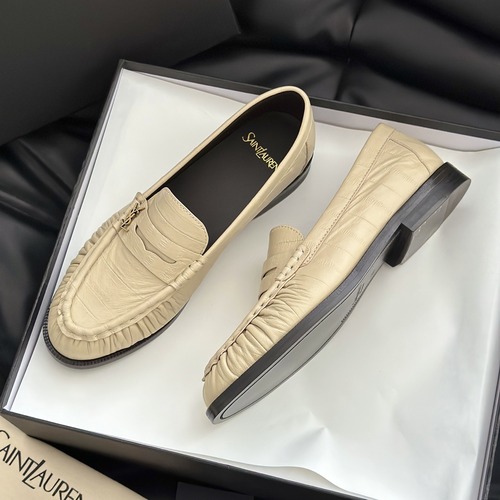 Saint Laurent 생로랑 YSL 르 로퍼 오일드 레더 모카신 로퍼 베이지 굽높이 1.5cm