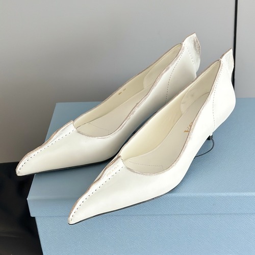 Prada Distressed Leather Pointed-Toe Pumps 프라다 빈티지 워시드 레더 포인티드 토 펌프스 아이보리 굽높이 8.5cm / 4.5cm