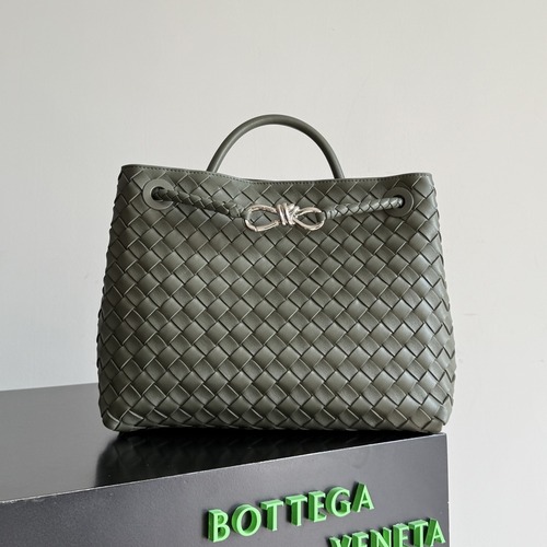 BOTTEGA VENETA Andiamo Medium Intrecciato 보테가 베네타 안디아모 미디엄 인트레치아토 탑핸들백 766016VCPP12265 카키 은장 32cm
