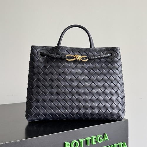 BOTTEGA VENETA Andiamo Medium Intrecciato 보테가 베네타 안디아모 미디엄 인트레치아토 탑핸들백 766016VCPP12265 블랙 금장 32cm