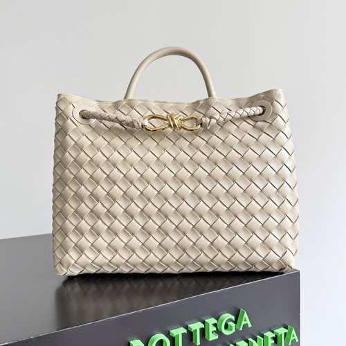 BOTTEGA VENETA Andiamo Medium Intrecciato 보테가 베네타 안디아모 미디엄 인트레치아토 탑핸들백 766016VCPP12265 L베이지 금장 32cm