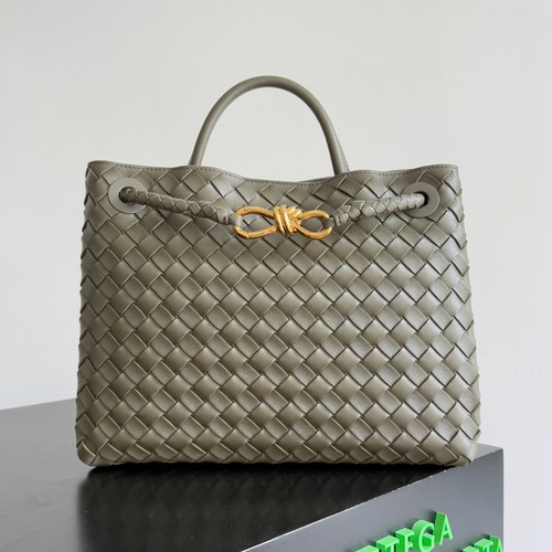 BOTTEGA VENETA Andiamo Medium Intrecciato 보테가 베네타 안디아모 미디엄 인트레치아토 탑핸들백 766016VCPP12265 카키 금장 32cm