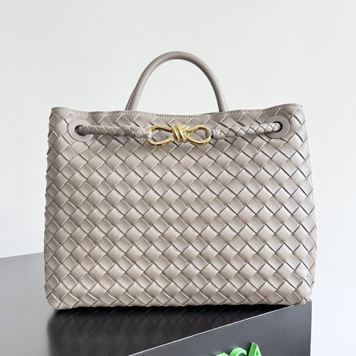 BOTTEGA VENETA Andiamo Medium Intrecciato 보테가 베네타 안디아모 미디엄 인트레치아토 탑핸들백 766016VCPP12265 크림베이지 금장 32cm