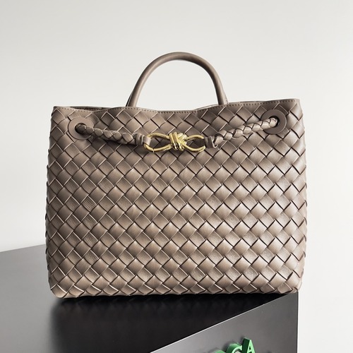 BOTTEGA VENETA Andiamo Medium Intrecciato 보테가 베네타 안디아모 미디엄 인트레치아토 탑핸들백 766016VCPP12265 카키베이지 금장 32cm
