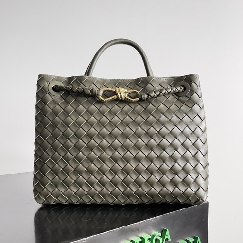 BOTTEGA VENETA Andiamo Medium Intrecciato 보테가 베네타 안디아모 미디엄 인트레치아토 탑핸들백 766016VCPP12265 머드카키 금장 32cm
