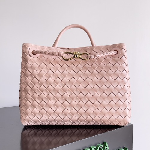 BOTTEGA VENETA Andiamo Medium Intrecciato 보테가 베네타 안디아모 미디엄 인트레치아토 탑핸들백 766016VCPP12265 L핑크 금장 32cm