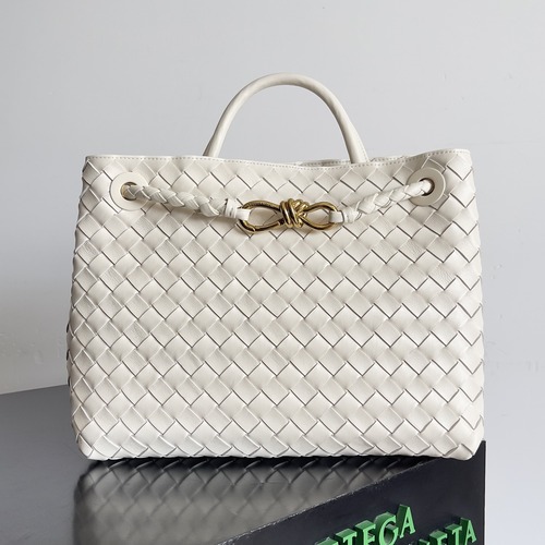BOTTEGA VENETA Andiamo Medium Intrecciato 보테가 베네타 안디아모 미디엄 인트레치아토 탑핸들백 766016VCPP12265 화이트 금장 32cm