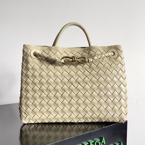 BOTTEGA VENETA Andiamo Medium Intrecciato 보테가 베네타 안디아모 미디엄 인트레치아토 탑핸들백 766016VCPP12265 카키베이지 금장 32cm
