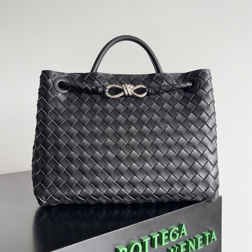 BOTTEGA VENETA Andiamo Medium Intrecciato 보테가 베네타 안디아모 미디엄 인트레치아토 탑핸들백 766016VCPP12265 블랙 은장 32cm