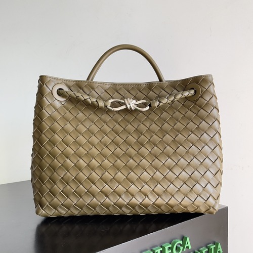 BOTTEGA VENETA Andiamo Medium Intrecciato 보테가 베네타 안디아모 미디엄 인트레치아토 탑핸들백 766016VCPP12265 카키 은장 32cm
