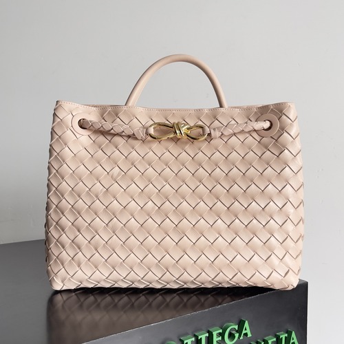 BOTTEGA VENETA Andiamo Medium Intrecciato 보테가 베네타 안디아모 미디엄 인트레치아토 탑핸들백 766016VCPP12265 크림핑크 금장 32cm