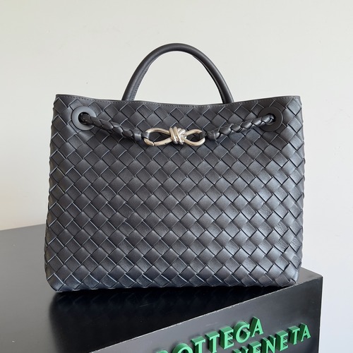 BOTTEGA VENETA Andiamo Medium Intrecciato 보테가 베네타 안디아모 미디엄 인트레치아토 탑핸들백 766016VCPP12265 매트블랙 은장 32cm