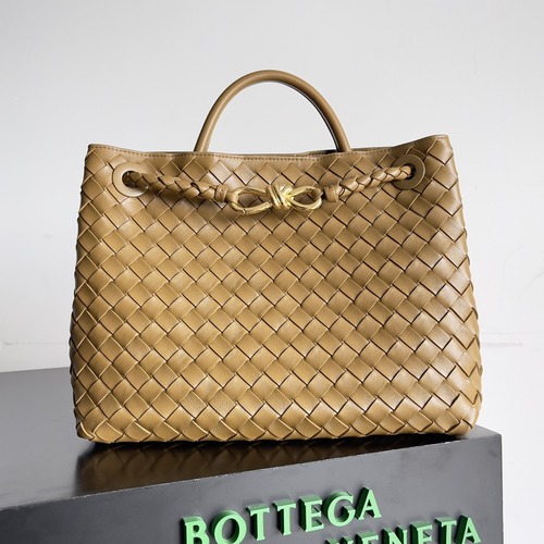 BOTTEGA VENETA Andiamo Medium Intrecciato 보테가 베네타 안디아모 미디엄 인트레치아토 탑핸들백 766016VCPP12265 베이지브라운 금장 32cm