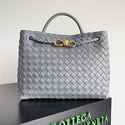 BOTTEGA VENETA Andiamo Medium Intrecciato 보테가 베네타 안디아모 미디엄 인트레치아토 탑핸들백 766016VCPP12265 크림그레이 금장 32cm