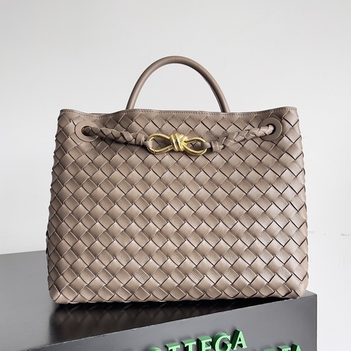 BOTTEGA VENETA Andiamo Medium Intrecciato 보테가 베네타 안디아모 미디엄 인트레치아토 탑핸들백 766016VCPP12265 브라운베이지 금장 32cm