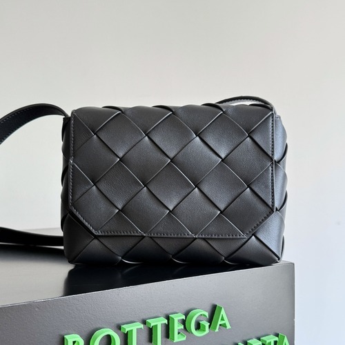 Bottega Veneta Diago Intreccio Smooth Leather Cross-body Bag 보테가 베네타 디아고 인트레치오 스무스 레더 크로스백 블랙 22.5cm
