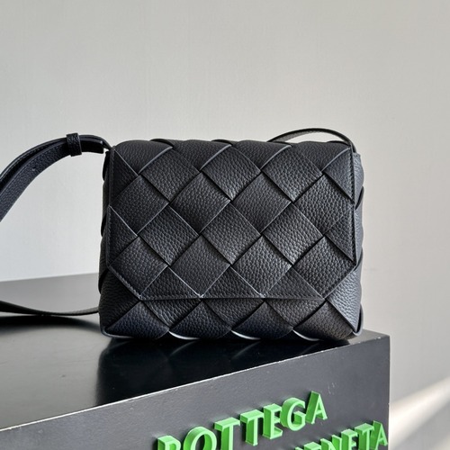 Bottega Veneta Diago Intreccio Smooth Leather Cross-body Bag 보테가 베네타 디아고 인트레치오 스무스 레더 크로스백 네이비블랙 22.5cm