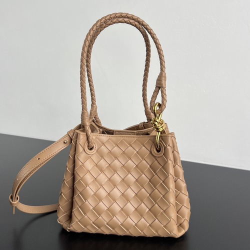 Bottega Veneta Andiamo Intrecciato Parachute Small 보테가 베네타 안디아모 인트레치아토 파라슈트 스몰 베이지 21cm