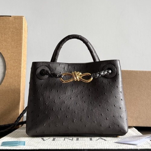 Bottega Veneta Andiamo Mini Ostrich Leather Top Handle Bag 보테가 베네타 안디아모 미니 오스트리치 레더 탑 핸들 백 커피브라운 20cm