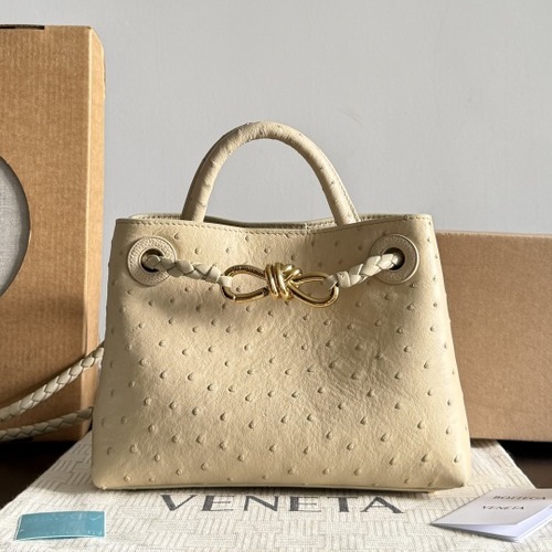 Bottega Veneta Andiamo Mini Ostrich Leather Top Handle Bag 보테가 베네타 안디아모 미니 오스트리치 레더 탑 핸들 백 베이지 20cm